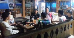 Upaya Kanit Sabhara Polsek Batujaya Sambangi Masyarakat Batujaya untuk melaksanakan Kegiatan Ngawangkong