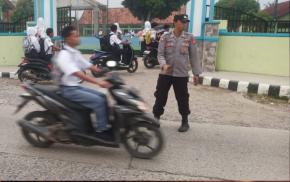 Potret Pelayanan Humanis Polisi di Depan Sekolah, Pantau Pelajar Masuk Sekolah