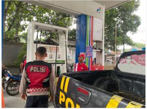 Rutinitas Polsek Pangkalan Lakukan Patroli, Kontrol Keamanan Obvit Pertamina saat Siang Hari