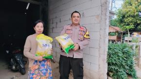 Bhabinkamtibmas Polsek Kotabaru Laksanakan Kegiatan Door to Door Jual Beras SPHP