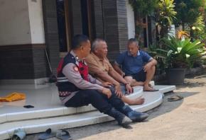 Patroli Polsek Klari menyambangi warga dan menyampaikan pesan-pesan kamtibmas.