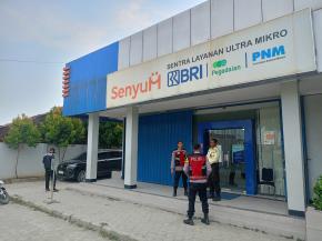 Anggota Polsek Batujaya melaksanakan Patroli Dialogis dan Sambangi Scurity Bank BRI Unit Batujaya di siang hari