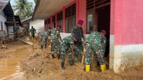 BAHU MEMBAHU PULIHKAN SEKOLAH, PRAJURIT TNI AL BERSIHKAN LUMPUR DI TUKKA TAPANULI TENGAHJalesveva Jayamahe