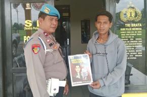 Bripka Faridil.Atlas Polsek Banyusari Melaksanakan Sosialisasi QR Barcode ke Masyarakat Pengaduan Divisi Propam Polri Bidpropam Polda Jabar