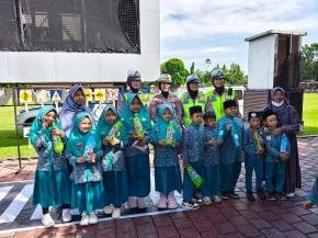 Dit Lantas Polda NTB Gelar Edukasi Lalu Lintas dan Perlindungan Anak Usia Dini bagi Siswa SD IT Yarla Batujai