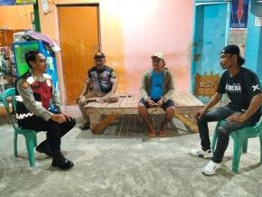 Anggota Polsek Batujaya Himbau Masyarakat terkait Kamtibmas disaat melaksanakan kegiatan Ngawangkong