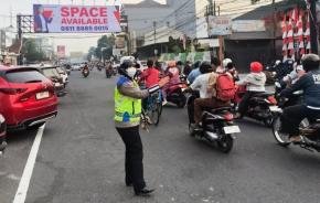 Polwan di Karawang Turun Tangan Atur Arus Lalu Lintas agar Tetap Lancar dan Tertib saat Jam Sibuk