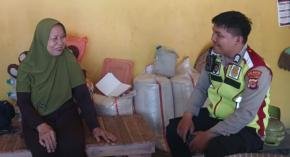 Bhabinkamtibmas Polsek Lemahabang Imbau Kaum Emak Desa Lemahmukti Waspada TPPO