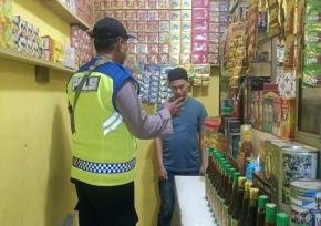 Polsek Banyusari Gelar Razia Miras Demi Ciptakan Situasi Kamtibmas Kondusif