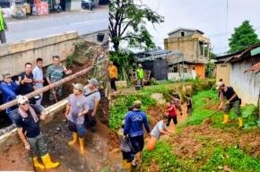 Respons Cepat Hadapi Dampak Hujan, Kades Purwasari Turun Langsung Gotong Royong Bersama Warga
