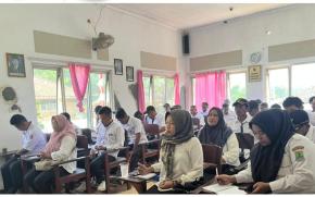 Sinergitas Anggota TNI-Polri di Pangkalan, Hadiri Rapat Minggon Desa Mulangsari