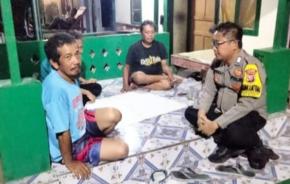 Bhabinkamtibmas Polsek Klari Ngawangkong Kamtibmas Bareng Warga Saat Ronda Malam