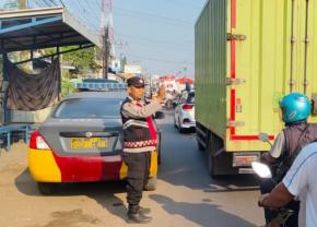 Unit Samapta Polsek Klari Melaksanakan Pengaturan Lalu Lintas Didepan Kantor Kecamatan