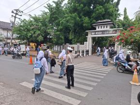 Dedikasi Polantas saat Atur Lalu Lintas, Guna Antisipasi Kemacetan di Jalan Raya Karawang