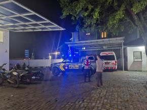 Beri Pesan Humanis Agar Waspada ke Petugas Jaga Puskesmas Loji Saat Patroli Malam Personil Polsek Tegalwaru