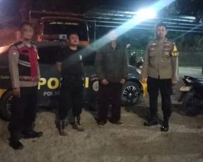 Sambangi Warga Saat Patroli Malam, Personil Polsek Klari Sampaikan Pesan Kamtibmas