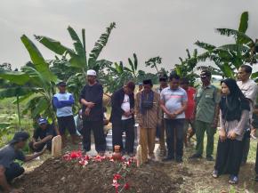 Bhabinkantibmas Bersama Kades Hadiri Pemakaman Warga Labanmulya Desa Kertawaluya Wilkum Polsek Cikampek