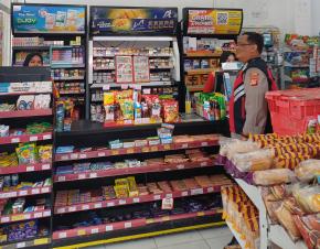 Upaya Aiptu Yulian Anggota Polsek Batujaya Tingkatkan Patroli Prekat guna Ciptakan Keamanan di Minimarket