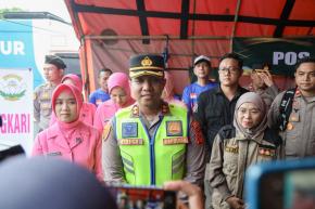 Kapolres Karawang dan Ketua Bhayangkari Pastikan Air Bersih dan Layanan Medis bagi Pengungsi Banjir