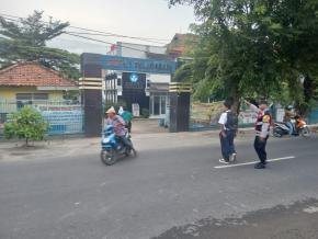 Bhabinkamtibmas Polsek Telagasari Pastikan Siswa Menyebrang dengan Aman