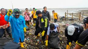 Polres Karawang Bersama Pemkab dan TNI Gelar Gebyar Aksi Bersih-bersih Mangrove Pantai Tangkolak