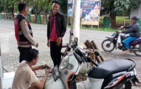 Upaya Aipda Yuli Personel Polsek Lemahabang Sosialisasikan Pelarangan Knalpot Tidak Sesuai Spesifikasi Teknis