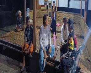 Imbau Waspada Jadi Atensi Bhabinkamtibmas Polsek Tegalwaru Saat Sambang Warga di Desa Cintalanggeng