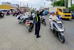 Upaya Satlantas Polres Karawang, Atur Arus Lalu Lintas di Titik Rawan Kemacetan
