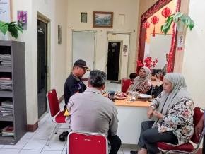 Anggota Polsek Tirtajaya melaksanakan Sambang dan Silaturahmi kepada masyarakat