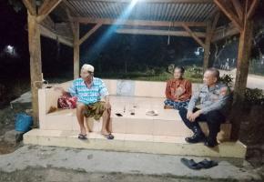 Humanis! Bhabinkamtibmas Desa Mulangsari Monitor Ronda Malam, Ngumpul Bareng Bersama Warga Setempat