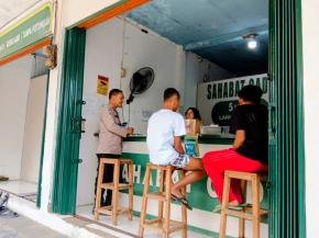 Personil Polsek Tegalwaru Sambang Kios Sahabat Gadai Loji Imbau Warga Waspadai Potensi Kejahatan