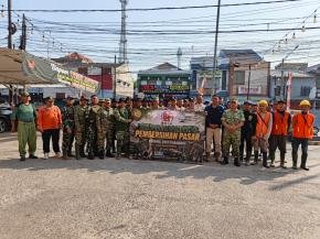 Sinergi TNI–Polri Satgas Citarum Harum Peduli Sampah di Pasar Johar Karawang