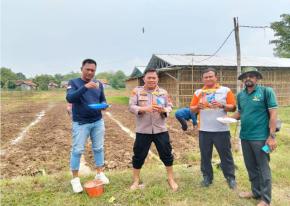 Sinergitas Polri Bersama Warga Desa Gempol Kecamatan Banyusari Kompak Melaksanakan Penanaman Pohon Jagung