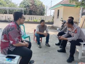 Jalin Komunikasi Kapolsek Kotabaru Iptu Suherlan Bersama Personil Menggelar Jumat Curhat Bersama Kepala Desa Jomin Barat