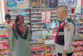 Personil Polsek Tegalwaru Patroli Siang Penjaga Minimarket Loji Diedukasi Humanis Cegah Kejahatan