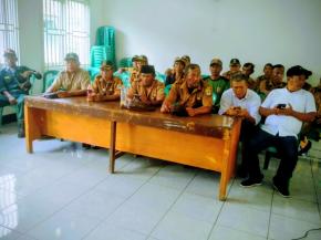 Bhabinkamtibmas Polsek Rengasdengklok Bersama Pemdes Karyasari Hadiri Rapat Minggon Desa