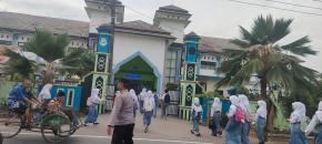 Personil Polsek Rengasdengklok Laksanakan Gatur Lalin pagi Guna berikan Kelancaran Lalu lintas