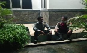 Pastikan Lingkungan Aman, Bhabinkamtibmas Polsek Telagasari Lakukan Siskamling Bersama Warga