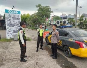 Polsek Telukjambe Timur Laksanakan Patroli Prekat di Jalan Galuh Mas Raya Bunderan RSUD