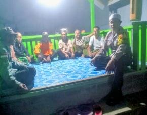 Bhabinkamtibmas Polsek Tegalwaru Ngawangkong Santai di Poskamling Cidoro Desa Cigunungsari