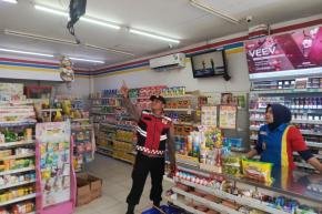 Personil Polsek Tempuran Cek CCTV minimarket Guna antisifasi gukamtibmas di wilayah hukumnya.