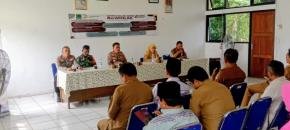 Kapolsek Banyusari mengikuti Rapat Minggon Tingkat Kecamatan Banyusari Sekaligus Pisah Sambut Kapolsek Banyusari
