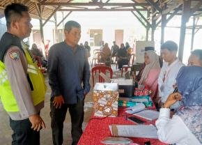Bhabinkamtibmas Polsek Telagasari Kondusifkan Pemungutan Suara Pemilihan BPD Desa Pasirmukti