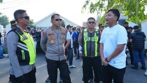 Pastikan Wilayah Penyangga Ibu Kota Kondusif, Kapolresta Karawang Bersama Karo Ops Polda Jabar Pimpin Pengamanan Suporter Bola