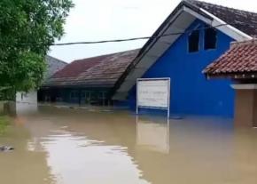 Banjir Rendam Tiga Sekolah di Karawang, Disdikbud: KBM Fleksibel, Keselamatan Prioritas