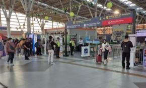 H-4 Lebaran, Stasiun Bekasi Dipadati Pemudik, Ribuan Warga Mulai Tinggalkan Ibu Kota 