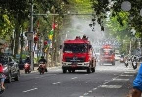 Siswa Bermasker, Jalan Disemprot: Bandung Bergerak Hadapi Abu Vulkanik Anak Krakatau 