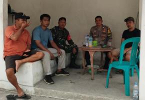 Sinergitas TNI-POLRI, Bhabinkamtibmas dan Babinsa Gelar Silaturahmi Kamtibmas Ke Warga