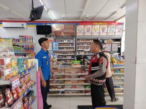 Personil Polsek Tempuran, Rutin Cek CCTV minimarke, Guna antisifasi gukamtibmas di wilayah hukumnya.