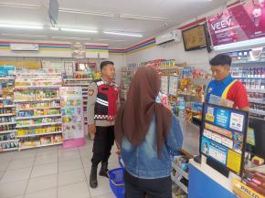 Upaya Personil Polsek Tempuran Cek CCTV minimarket Guna antisifasi gukamtibmas di wilayah hukumnya.